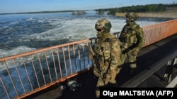 Російські військові на автомобільному мості біля Каховської ГЕС. Неподалік Нової Каховки, травень 2022 року