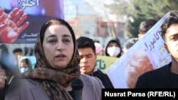 عکس از آرشیف ـ اعضای حزب همبستگی افغانستان در ۶ دسمبر ۲۰۱۹ در برابر سفارت پاکستان در کابل، در اعتراض به کشته‌شدن داکتر تتسو ناکامورا، دست به مظاهره زدند. 

