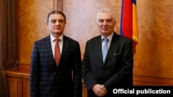 Начальник Полиции Армении Валерий Осипян (слева) и глава делегации ЕС в Армении, посол Петр Свитальский, Ереван, 2 апреля 2019 г.