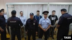 Ռուսաստան - Ձախից՝ աջ․ Ալեքսանդր Մարգոլինը, Իլյա Գուշչինը և Ալեքսեյ Գասկարովը դատարանի դահլիճում՝ դատավճռի հրապարակման ժամանակ, 18-ը օգոստոսի, 2014թ․