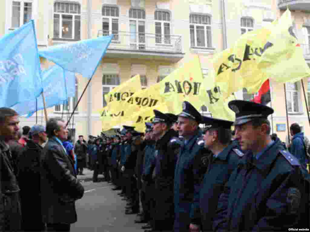 Supporters of Prime Minister Yanukovych's coalition gathering outside the parliament on April 4