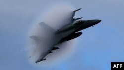 Un F18, formând un con de ceață, în momentul trecerii la viteză supersonică, SUA, 2015