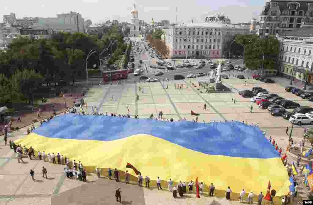 Україна відзначає День Державного прапора. На честь цієї події у Києві розгорнули велетенський прапор, 23 серпня