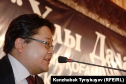 Саясаттанушы Айдос Сарым «Ұлы Дала» республикалық қоғамдық бірлестігінің құрылтайы кезінде. Алматы, 15 қазан 2011 жыл.