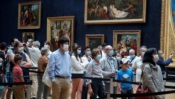 Posjetioci muzeja Louvre, Pariz