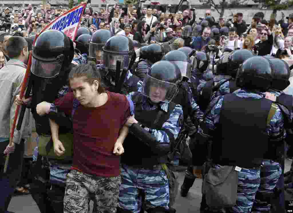 Один из задержанных на Тверской улице в Москве.