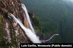 Знаменитый водопад Анхель, самый высокий в мире, в венесуэльском штате Боливар