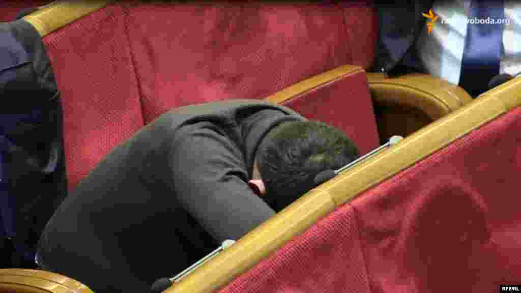 Ukraine -- Deputies sleeping during break in Parliament, Kyiv, 29Dec2014