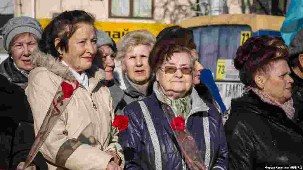 Багато з тих, хто прийшов, принесли з собою гвоздики