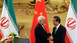 محمدجواد ظریف، وزیر خارجه ایران (چپ) با همتای چینی‌اش وانگ یی در پکن. با فشار فزاینده آمریکا، ایران بیش از پیش به دنبال تقویت ارتباط با چین است
