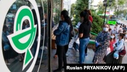 Очередь в аптеку в Казахстане. Иллюстративное фото. 
