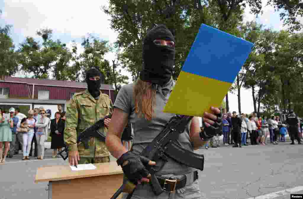 A female member of the "Donbas" self-defence battalion swears an oath to be officially included into the reserve battalion of the National Guard of Ukraine near Kyiv on June 23. (Reuters/Valentyn Ogirenko)
