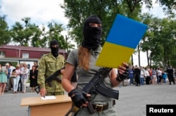 Девушка-боец украинского добровольческого батальона "Донбасс" приносит присягу на верность Украине
