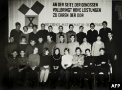 Angela Merkel a crescut în familia unui pastor protestant est-german. Această imagine de arhivă o arată (în centru, jos) la Olimpiada de matematică, la Teterow, în 1971.