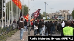 Протести на Македонци пред владата на 16 април 2012 година.