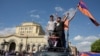 Протестующие в Ереване празднуют отставку Сержа Саргсяна.