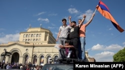 Протестующие в Ереване празднуют отставку Сержа Саргсяна