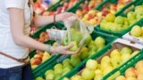 «Приносите сумки»: уже 60 стран мира запретили пластиковые пакеты в супермаркетах