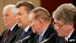 Леонід Кравчук, Віктор Янукович, Леонід Кучма та Віктор Ющенко (13 грудня 2013 року)