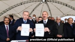 رجب طیب اردوغان و الهام علی اف در حال افتتاح میدان هوایی بین المللی در شهر فضولی در نزدیکی منطقۀ مورد مناقشۀ ناگورنو – قره باغ.
