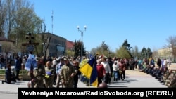 На церемонію прощання прийшло кілька сотень мешканців міста