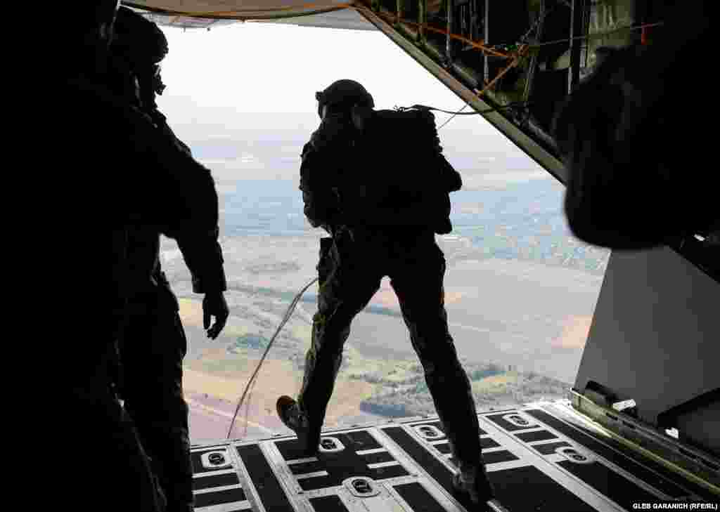 Американські і українські сили спецоперацій стрибають з парашутами під час спільних навчань у повітрі. Вінничина