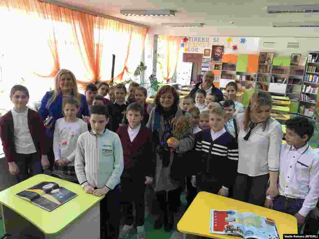 Scriitoarea Ana Blandiana în mijlocul elevilor Liceului „Meşterul Manole” din Sălcuţa, Cauşeni