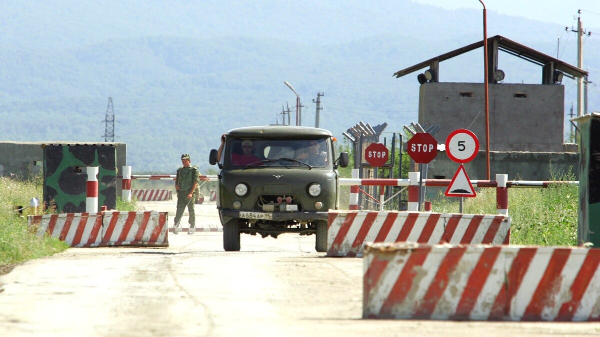 Границы воинской части. Ачхой Мартан блок пост 186. Военный блокпост в Чечне. Блокпост в горах Чечни. КПП контрольно пропускной пункт в Грозном.