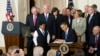 Barak Obama tibbi sığortada islahatlara dair qanunu imzalayır, 23 mart 2010