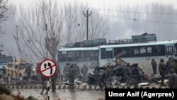 Военные на месте взрыва в Кашмире. 14 февраля 2019 года.