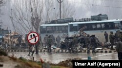 U napadu na vojni konvoj u Kašmiru stradalo je 46 vojnika
