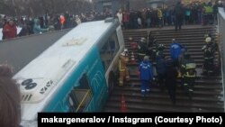 Спасатели на месте наезда автобуса на прохожих в Москве, 25 декабря 2017 года.