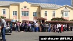 Люди у посольства России в Ашхабаде ждут оформления документов на выезд и трудоустройство.