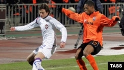 Georgy Shchennikov of CSKA Moscow (left) and Shakhtar Donestk's Luiz Adriano fight for the ball during a UEFA Cup match in 2009. Will the teams soon be facing off in a new league? 