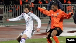 Нападающий "Шахтера" Луис Адриано (справа) в матче против ЦСКА