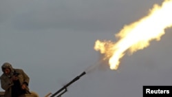 مخالفان حکومت معمر قذافی در شهر بن‌جواد با استفاده از توپ ضدهوایی به سوی هواپیماها و هلیکوپترهای ارتش لیبی شلیک می‌کنند.