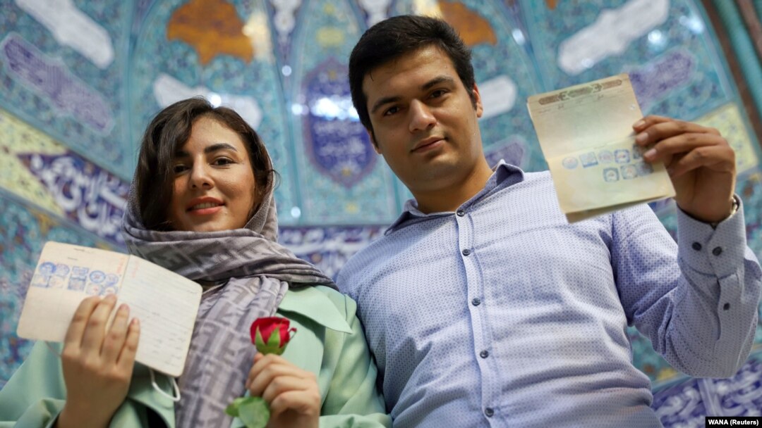 Cetățenii iranieni s-au strâns la secțiile de vot pe 18 iunie. Guvernul spune că numerele sunt mari, dar previziunile arată că iranienii au fost cuprinși de apatie față de sistemul politic.