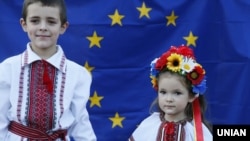 Дети во время празднования Дня Независимости Украины на фоне флага Европейского союза. Иллюстрационное фото