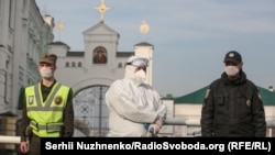 Патрулирование возле Киево-Печерской Лавры в Киеве