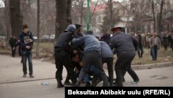 25-мартта Бишкекте Садыр Жапаровду камактан бошотууну талап кылып митингге чыккан 68 киши кармалган. 
