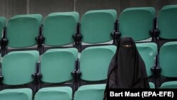 Një grua e mbuluar me burka.