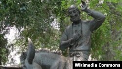 Шығыс халықтары арасында тараған Қожанасыр кейіпкеріне арналған Бұқарадағы ескерткіш.