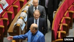 Народні депутати Вадим Рабінович (на передньому плані), Віктор Медведчук та Нестор Шуфрич від партії «Опозиційна платформа – За життя» у перший день засідання Верховної Ради IX скликання. Київ, 29 серпня 2019 року 