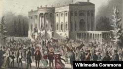 Толпа перед Белым домом в день инаугурации президента Эндрю Джексона, 4 марта 1829 года. Литография из коллекции Библиотеки Конгресса 