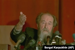 Solzhenitsyn giving a press conference shortly after his return to Russia.