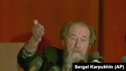 Solženjicin na konferenciji za novinare posle povratka u Rusiju.