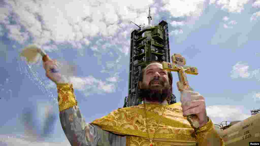 An Orthodox priest conducts a service in front of the Soyuz TMA-04M spacecraft set on its launch pad at Kazakhstan's Baikonur Cosmodrome. (Reuters/Shamil Zhumatov )