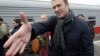 Навальный протягивает руку судье Коробченко