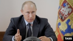 Владимир Путин обсудил с правительством возможности разрешить сложную ситуацию в связи с наводнением в Краснодарском крае, 25 июля 2012