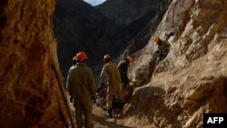 آرشیف، کارگران در حال کار در یکی از معادن افغانستان